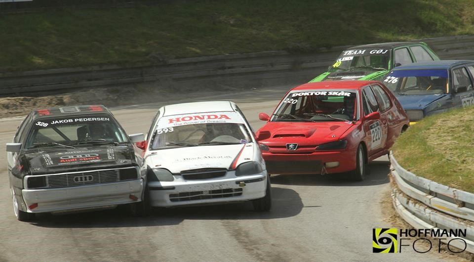 Thomas kæmper med Supernational og Super2000 biler i andet heat
(Foto: Lars Hoffmann)